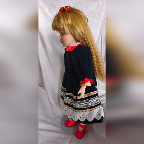 Victorian style porcelain 16" collectible doll - Picture 7 of 10